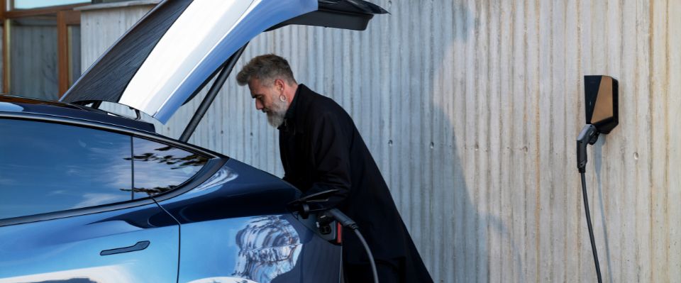 Elbil laddas vid v&auml;ggmonterad laddbox i hemmilj&ouml;, d&auml;r Elbutik.se visar ett tydligt exempel p&aring; n&auml;r 3-fas kan vara relevant f&ouml;r h&ouml;gre effekt och framtidss&auml;ker installation.