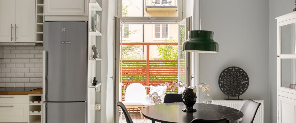 Lampa &ouml;ver matbord med pendellampa centrerad ovanf&ouml;r bordet