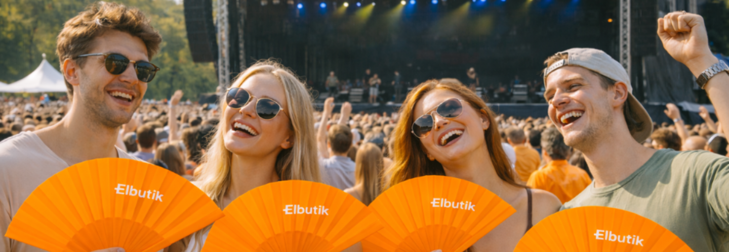 Publikhav framf&ouml;r scenen p&aring; RIX FM Festival med stora strandbollar i Elbutik-profil, d&auml;r Elbutik.se syns som partner i festivalens eventomr&aring;de.