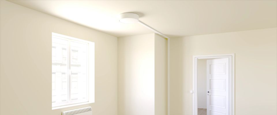 Ren hemmilj&ouml; med kabelkanal som d&ouml;ljer sladdar l&auml;ngs v&auml;ggen.