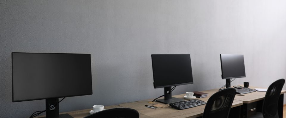 KKabelhantering f&ouml;r ett rent kontorsutrymme.