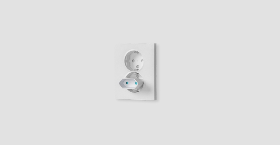 TRM-01 smart termostat från Plejd, tillgänglig hos Elbutik.se, visar temperaturen 20°C. Den är placerad på en grå yta i ett ljust rum och används för effektiv styrning av golvvärmesystem.